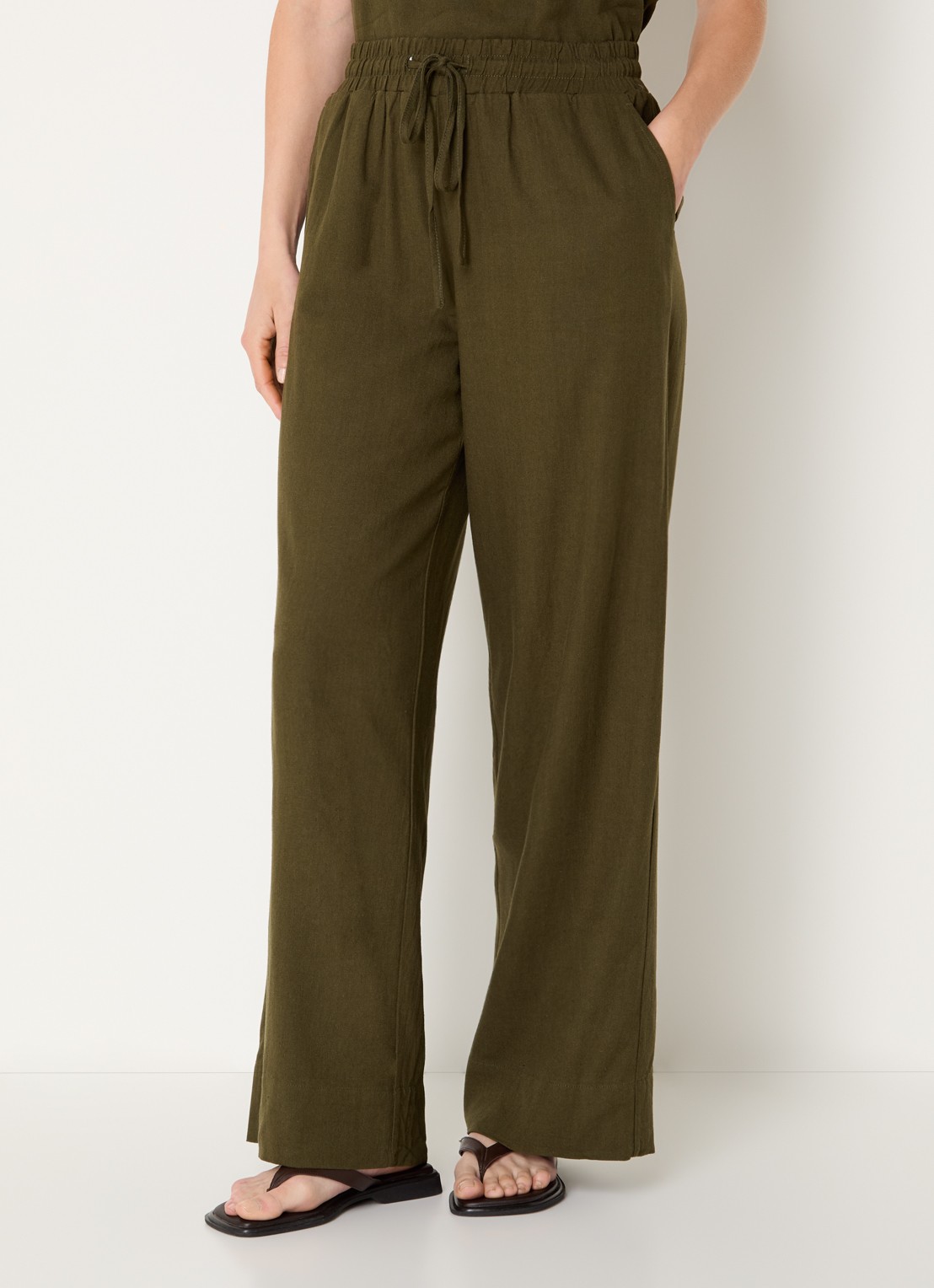 My Essential Wardrobe Dia wide fit pantalon in linnenblend - detail bronsgroen