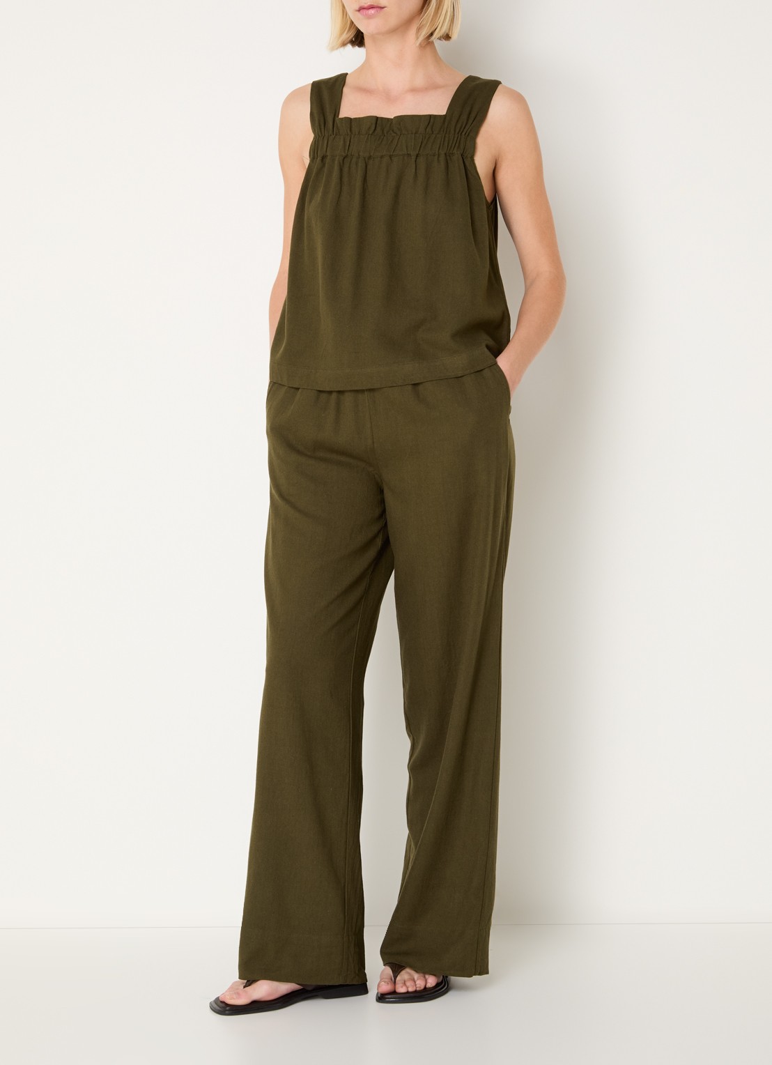 My Essential Wardrobe Dias mouwloze top in linnenblend - voorkant 3 bronsgroen