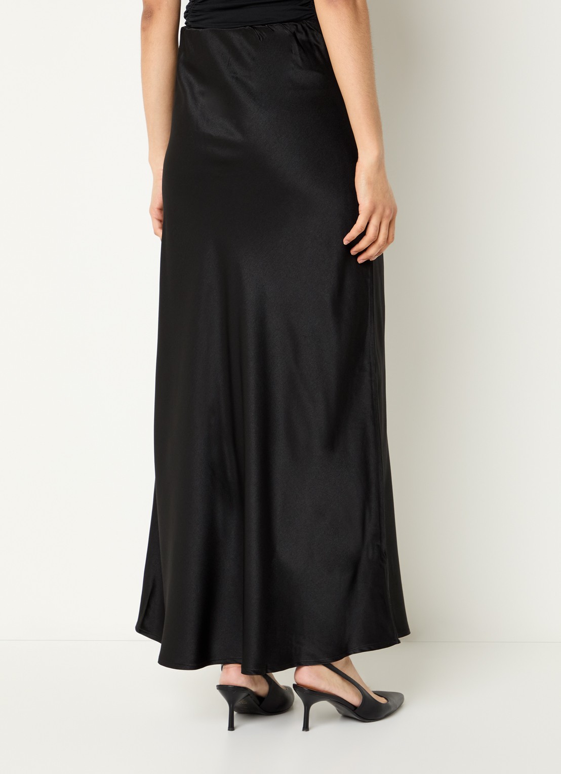 My Essential Wardrobe Estelle maxi rok van satijn - achterkant zwart