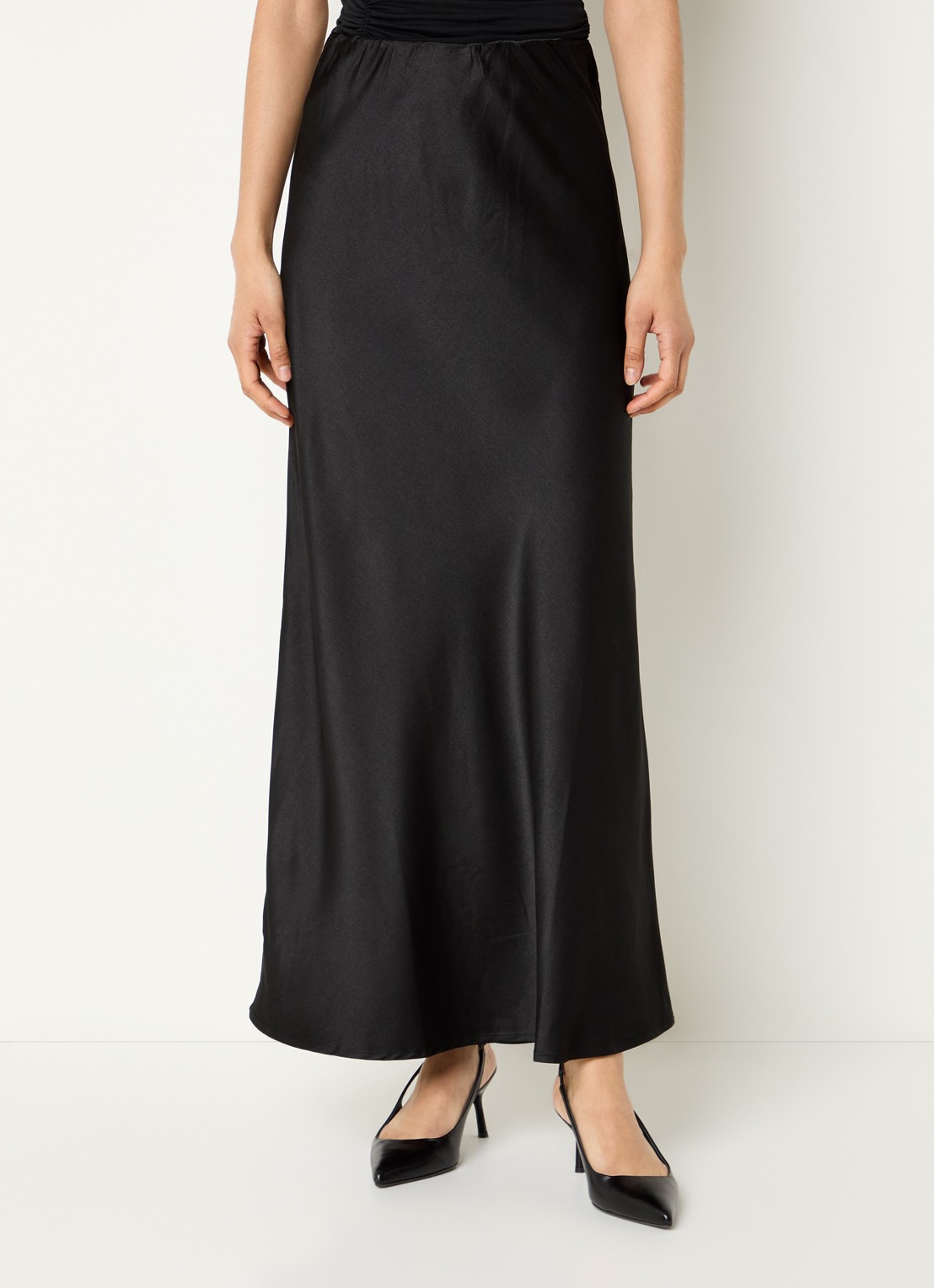My Essential Wardrobe Estelle maxi rok van satijn - detail 4 zwart