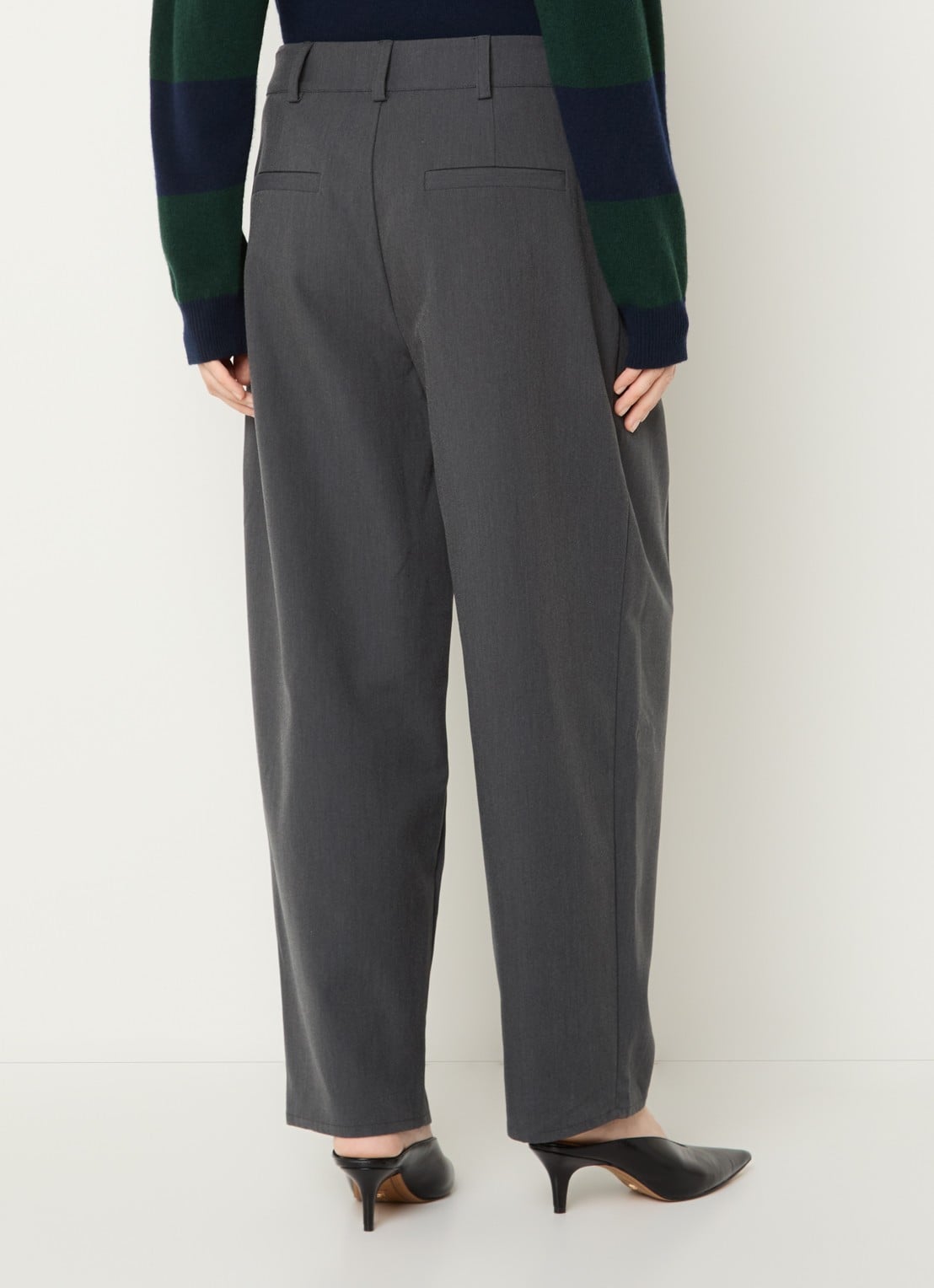 My Essential Wardrobe Evie loose fit pantalon met plissé - achterkant donkergrijs