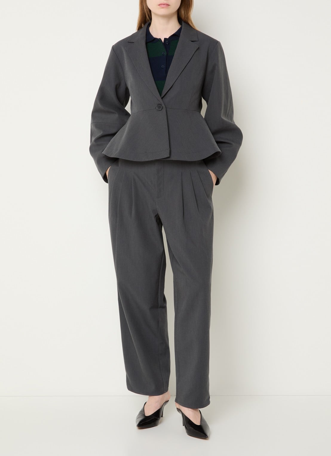 My Essential Wardrobe Evie loose fit pantalon met plissé - voorkant 4 donkergrijs