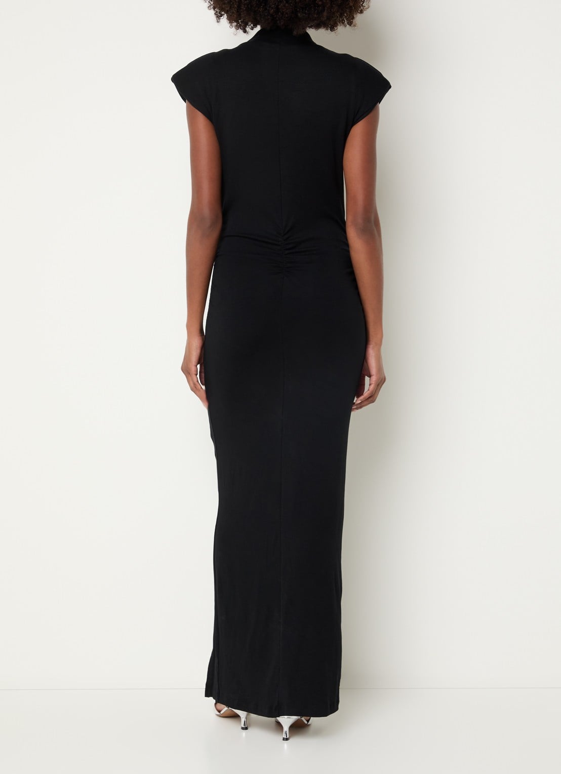 My Essential Wardrobe Giggo maxi jurk met schoudervulling en split - achterkant zwart