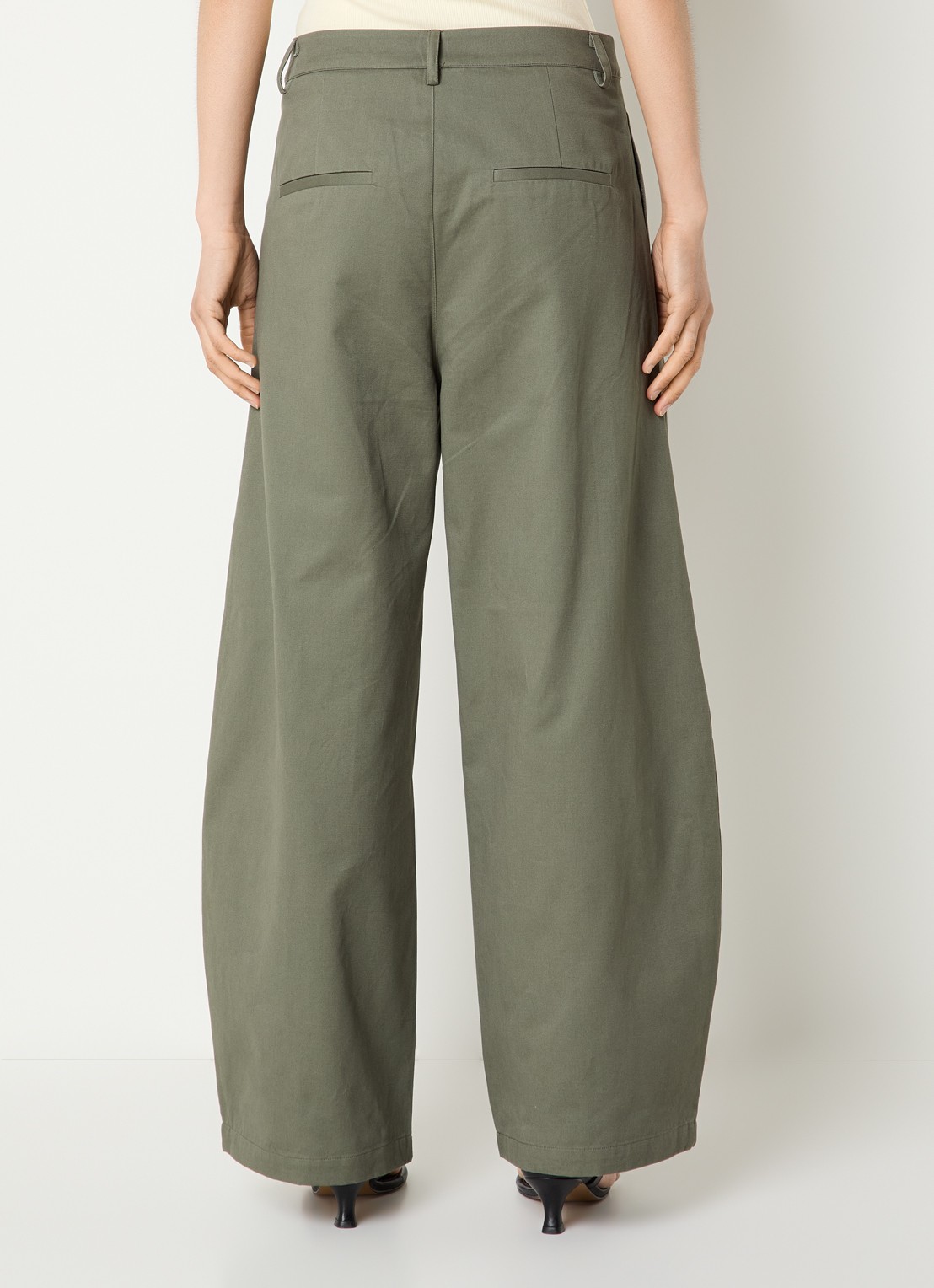 My Essential Wardrobe Gisva high waist balloon fit chino met steekzakken  - achterkant 3 groen