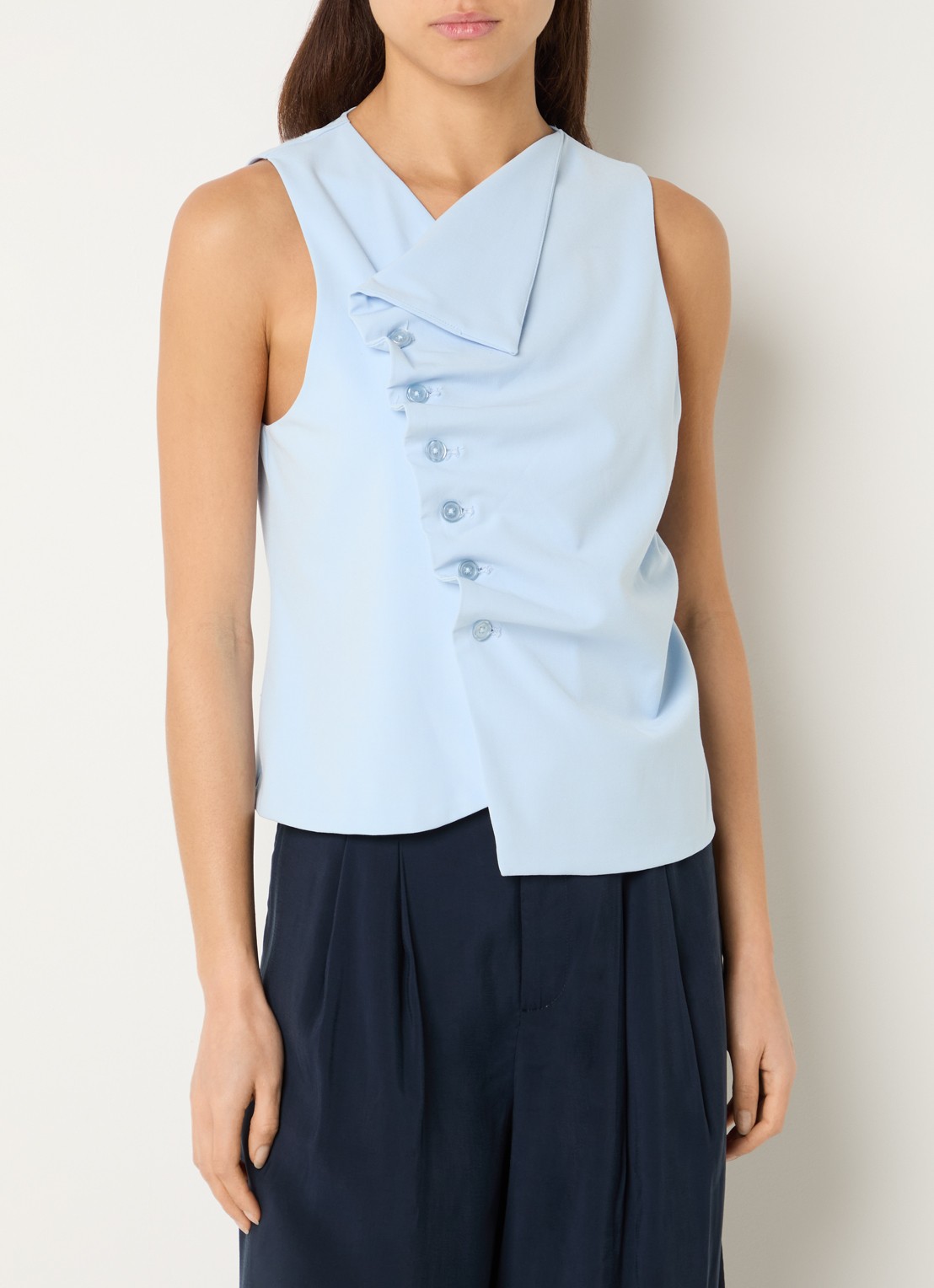 My Essential Wardrobe Hace gilet met asymmetrische hals en plooidetail - detail 3 lichtblauw