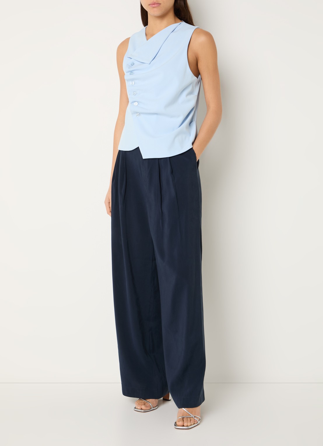 My Essential Wardrobe Hace gilet met asymmetrische hals en plooidetail - voorkant 2 lichtblauw