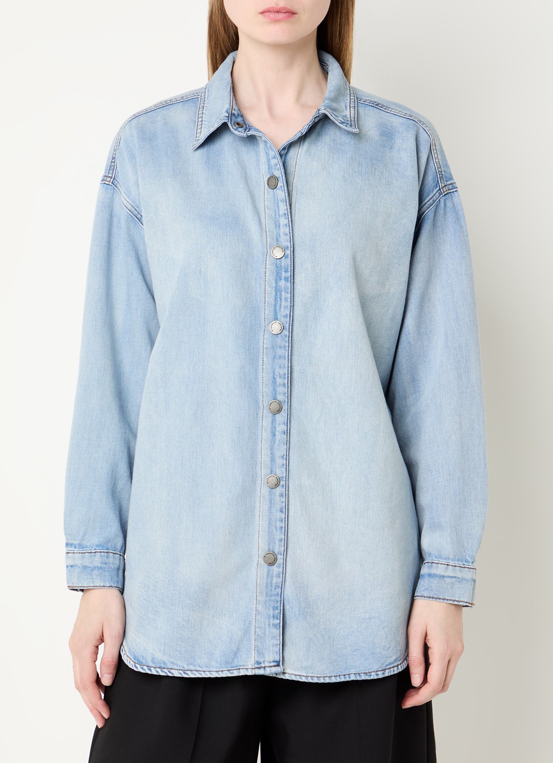 My Essential Wardrobe Hilma blouse van denim - detail 4 lichtblauw