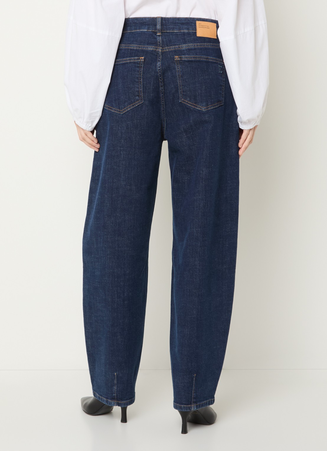My Essential Wardrobe Lucy 187 high waist loose fit jeans met donkere wassing - achterkant 3 indigo