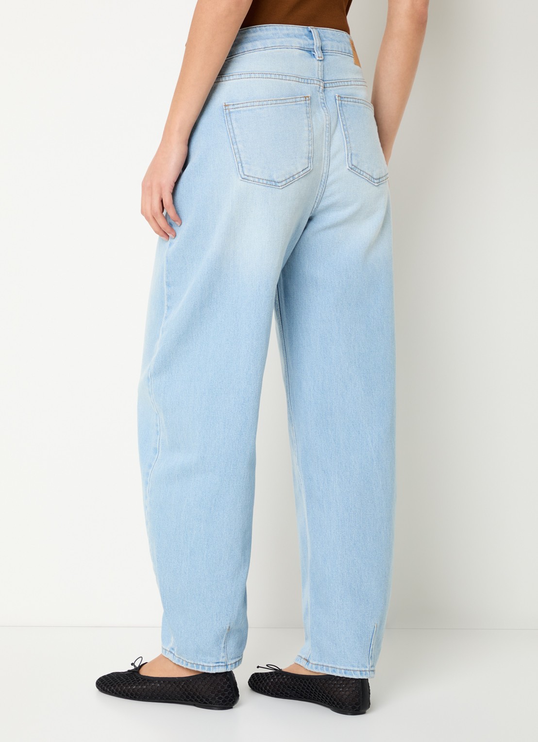 My Essential Wardrobe Lucy high waist balloon fit jeans met lichte wassing en steekzakken  - achterkant 3 indigo