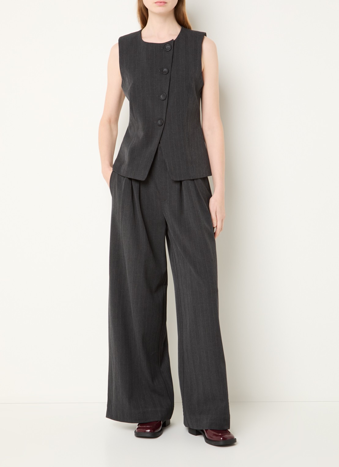 My Essential Wardrobe Luna gilet met krijtstreep en asymmetrisch detail - voorkant 4 donkergrijs