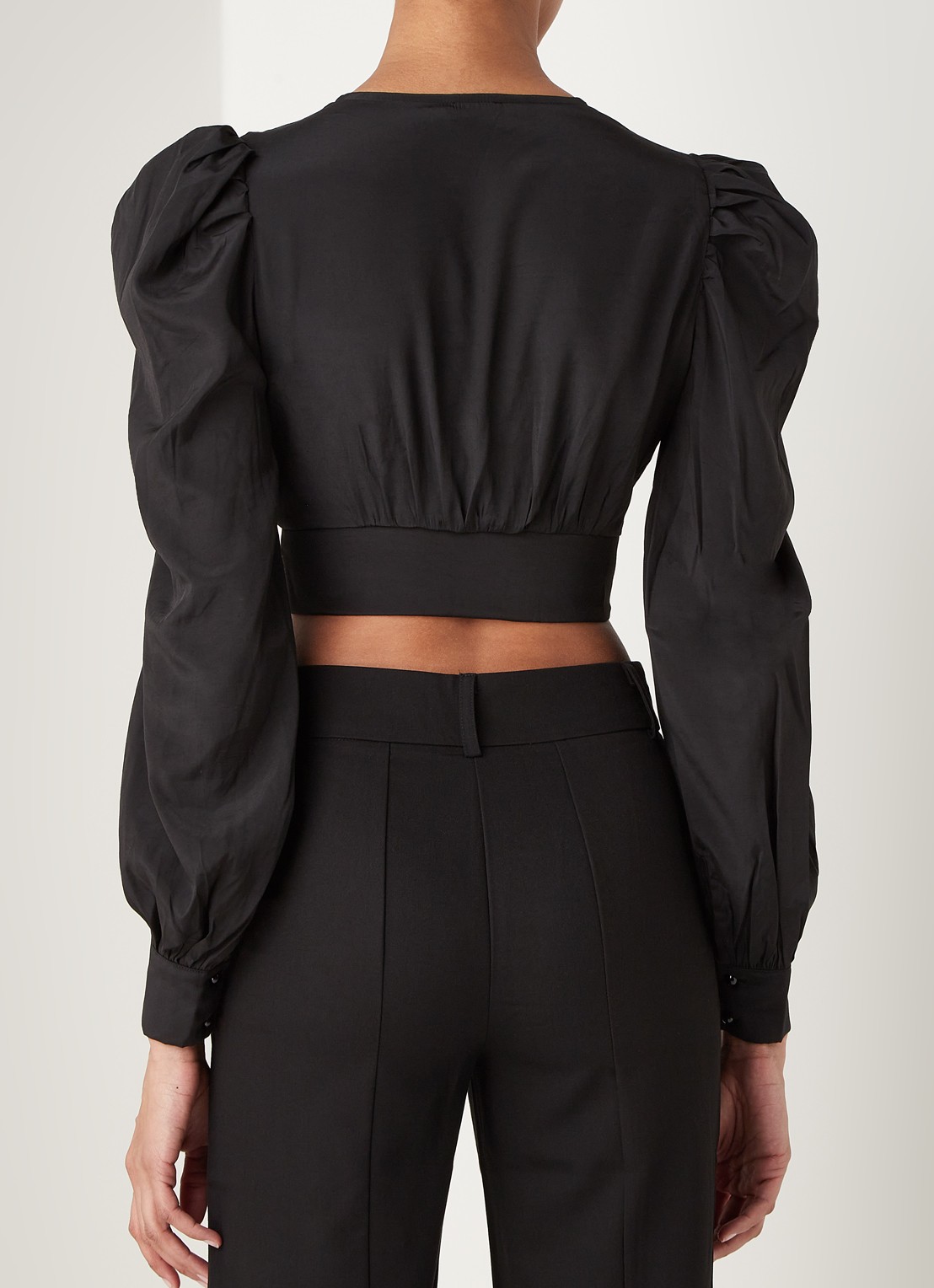 NA-KD Cropped blouse van satijn met ballonmouw - achterkant 4 zwart
