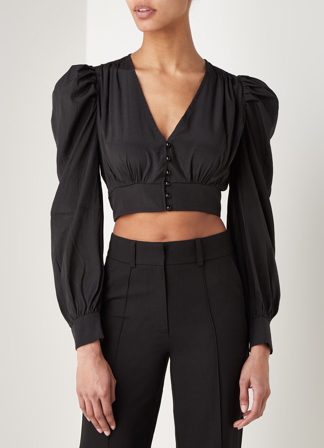 NA-KD Cropped blouse van satijn met ballonmouw - detail 3 zwart