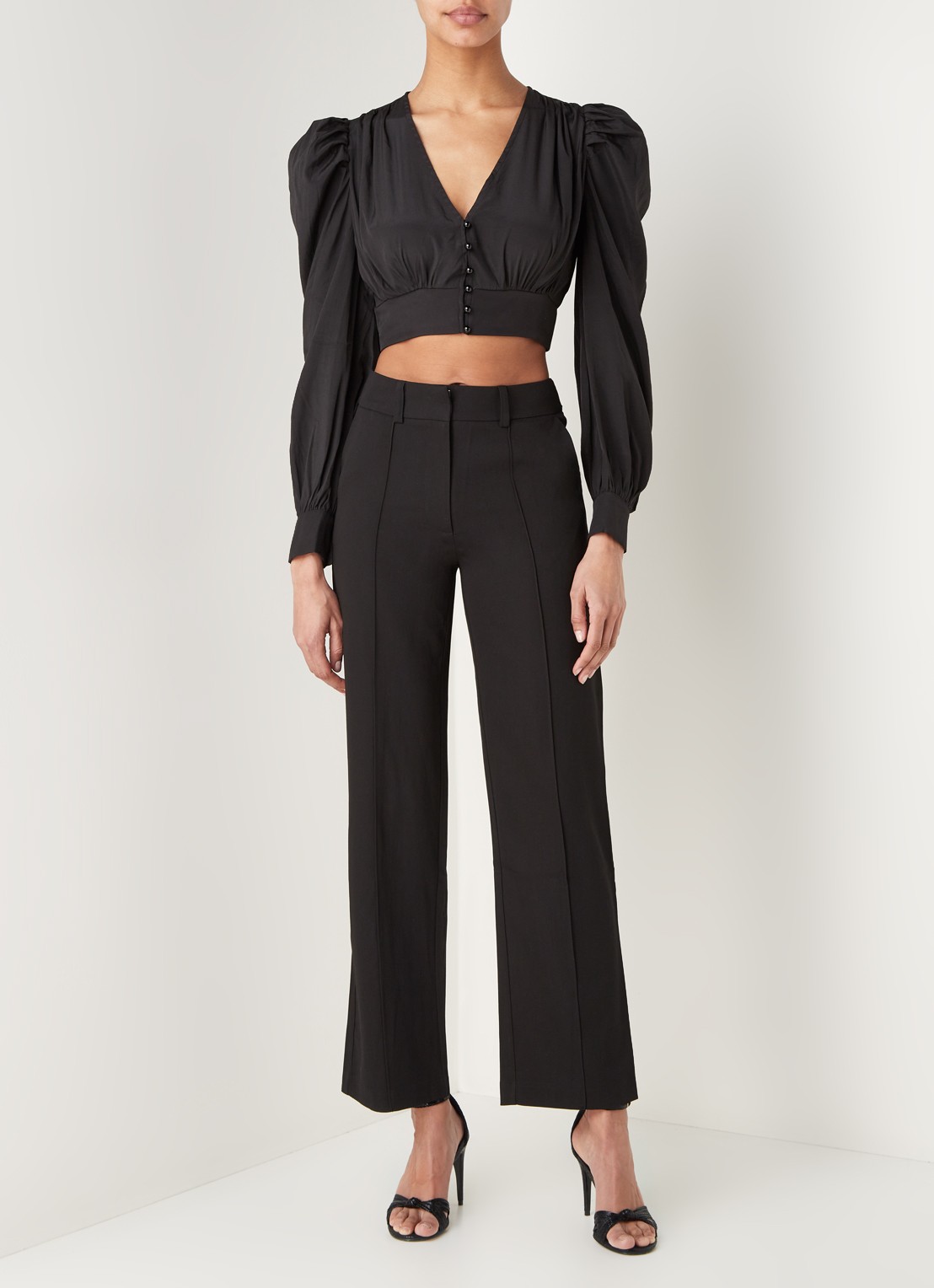 NA-KD Cropped blouse van satijn met ballonmouw - voorkant 2 zwart