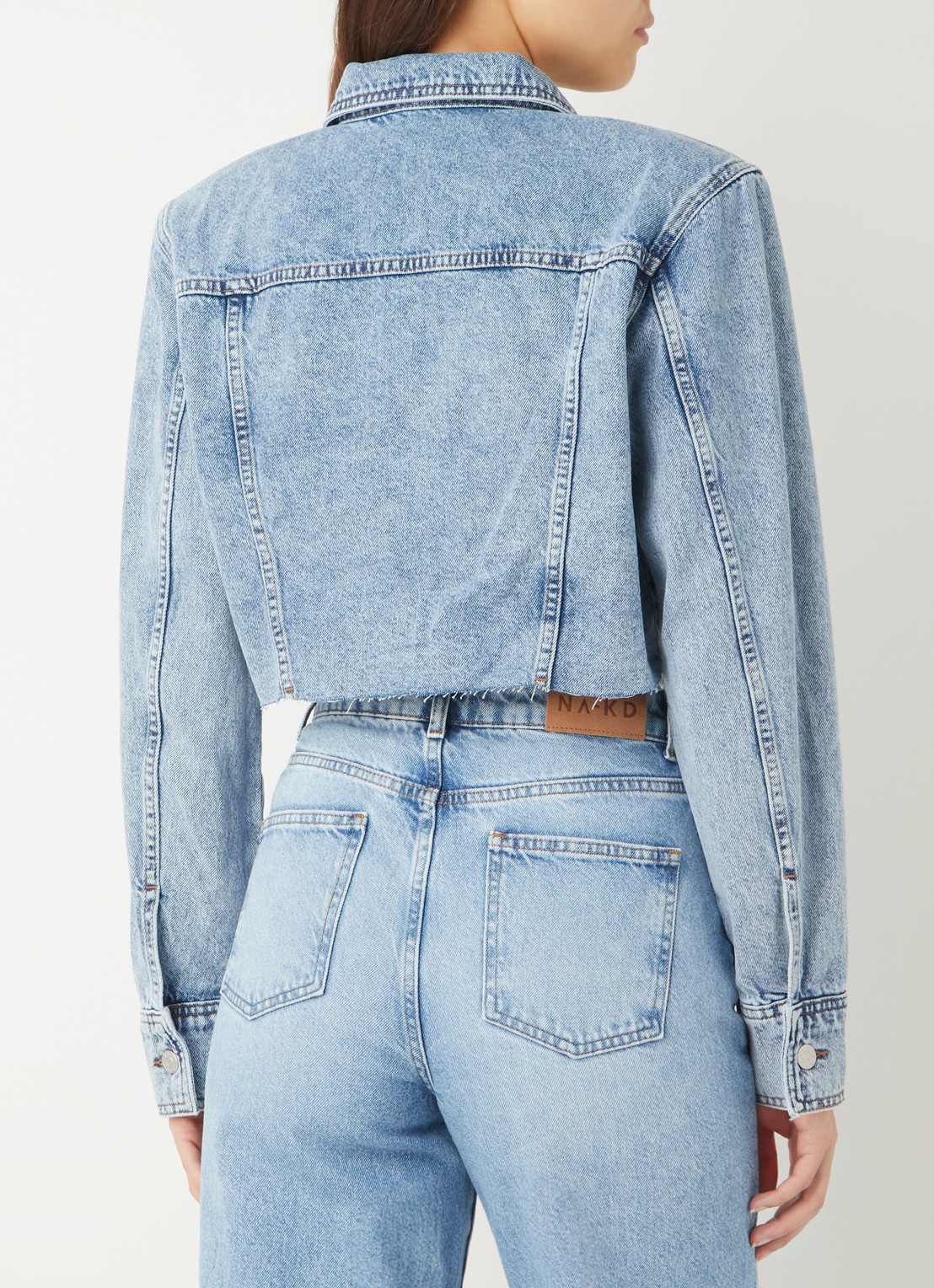 NA-KD Cropped spijkerjas met gerafelde zoom en schoudervullingen - achterkant indigo