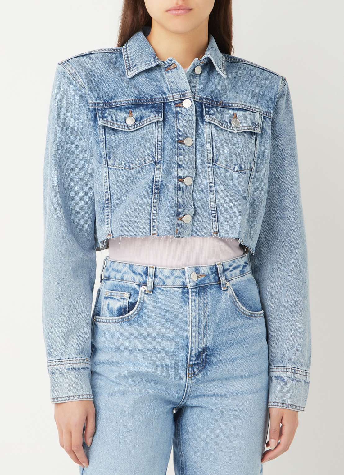 NA-KD Cropped spijkerjas met gerafelde zoom en schoudervullingen - detail 4 indigo