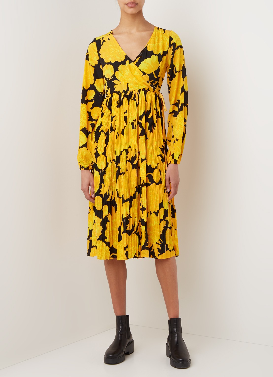 NA-KD Midi jurk met plissé en bloemenprint - voorkant 4 geel