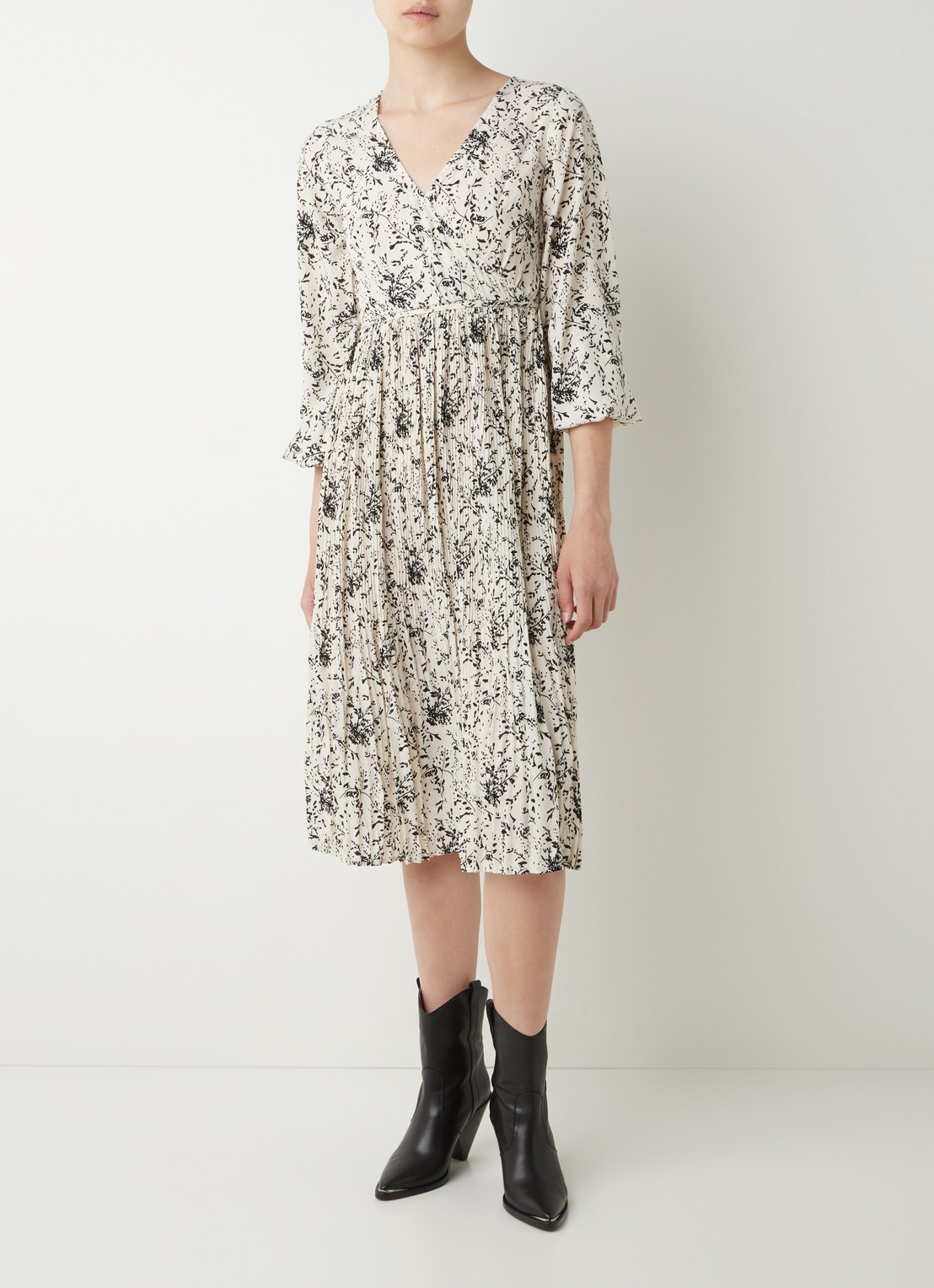 NA-KD Midi jurk met plissé en bloemenprint - voorkant 2 gebroken wit