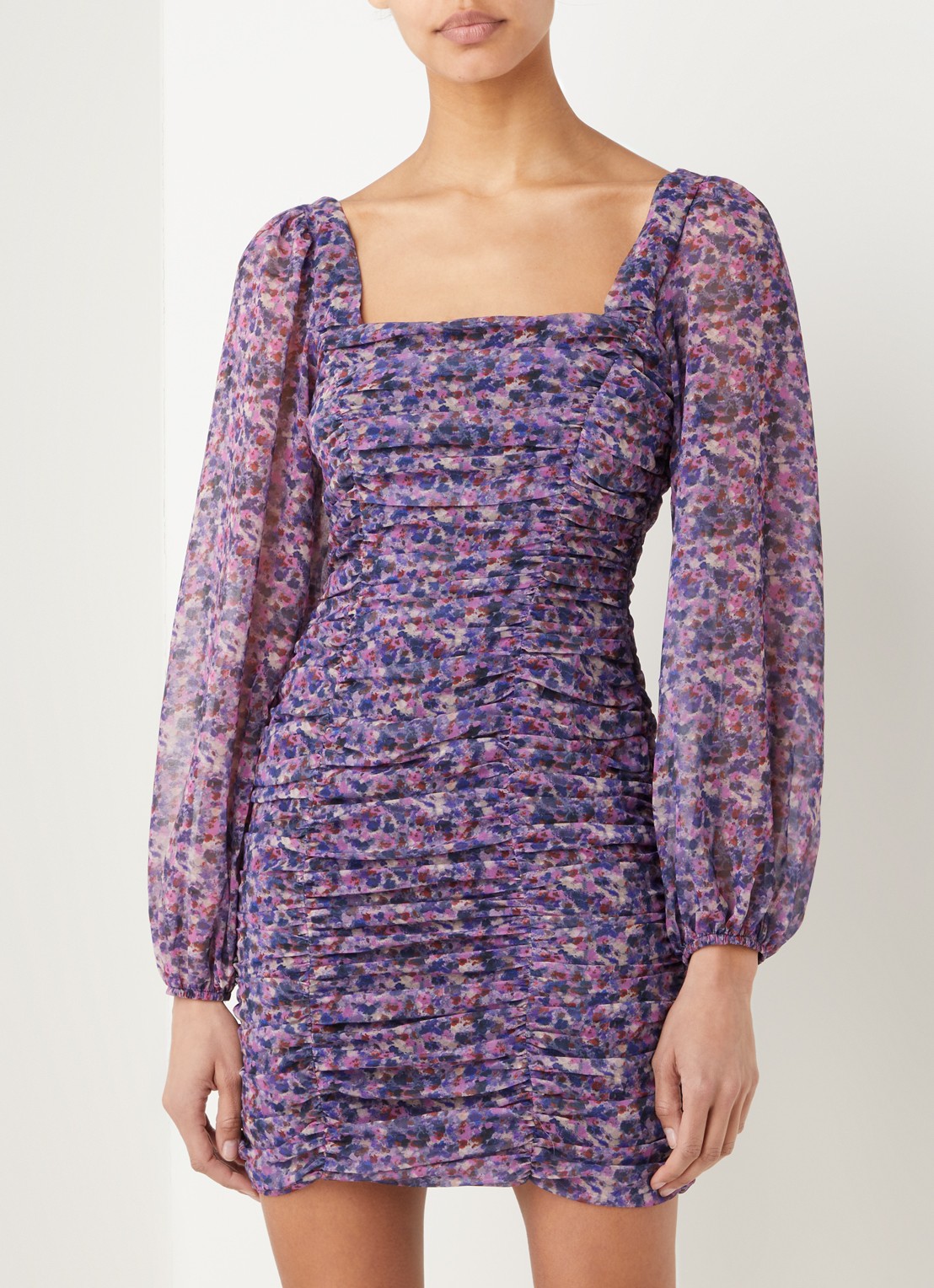 NA-KD Mini jurk met smockwerk en bloemenprint - detail paars