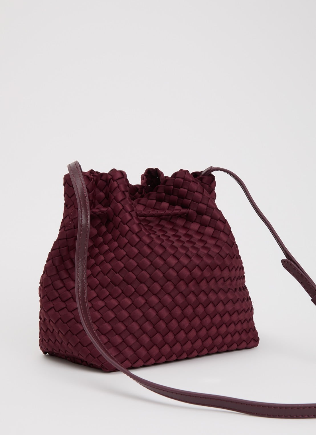 Naghedi Gramercy Medium crossbodytas met gevlochten detail - achterkant 4 bordeauxrood