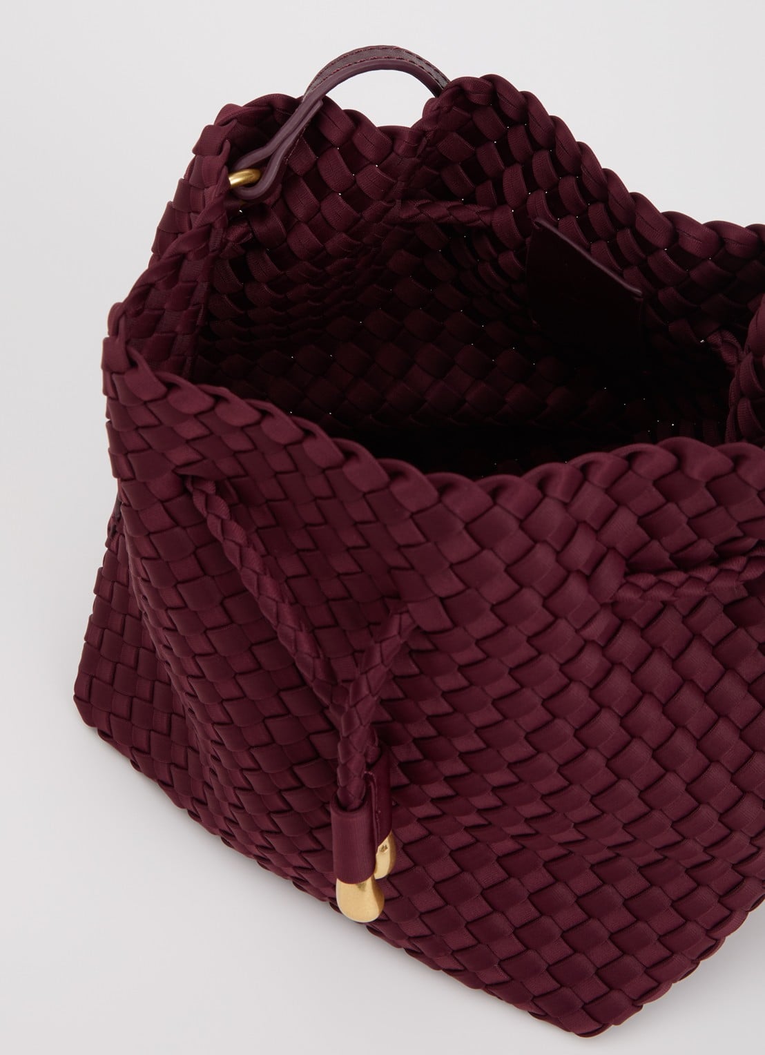 Naghedi Gramercy Medium crossbodytas met gevlochten detail - detail bordeauxrood