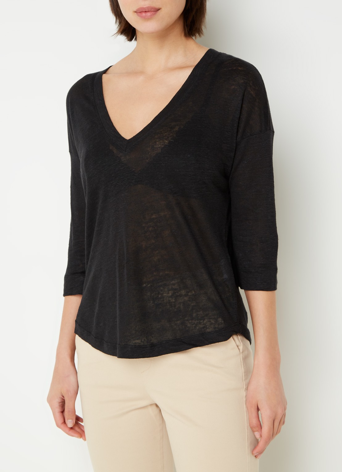 Neeve T-shirt van linnen met driekwart mouw en V-hals - detail 4 zwart