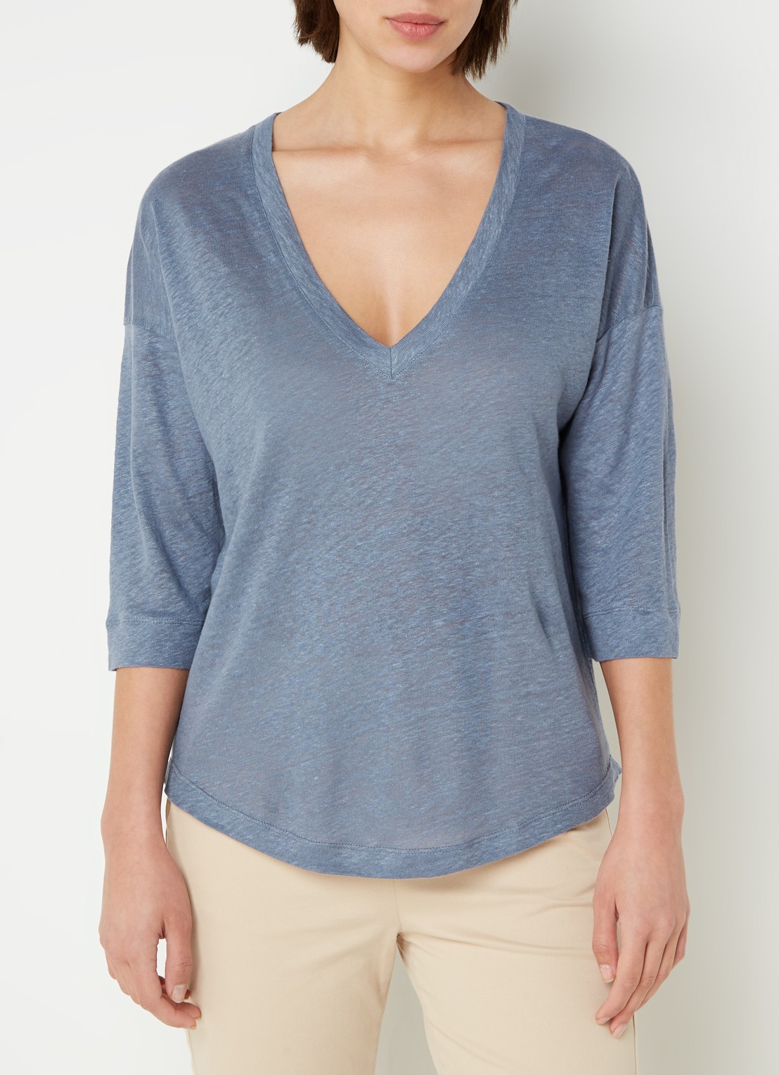 Neeve T-shirt van linnen met driekwart mouw en V-hals - detail 2 staalblauw
