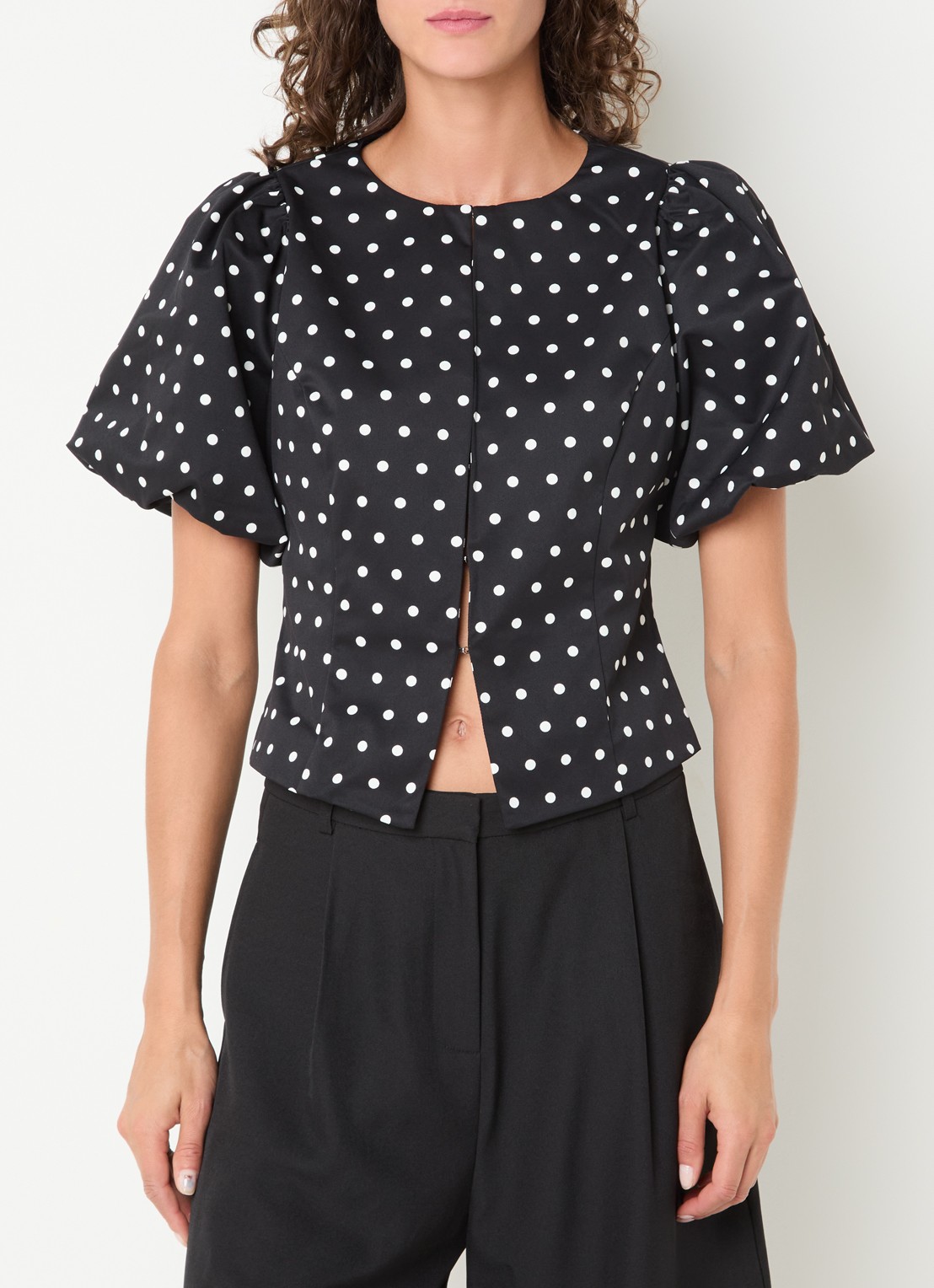 Neo Noir Anela blouse met stippenprint en pofmouw - detail zwart