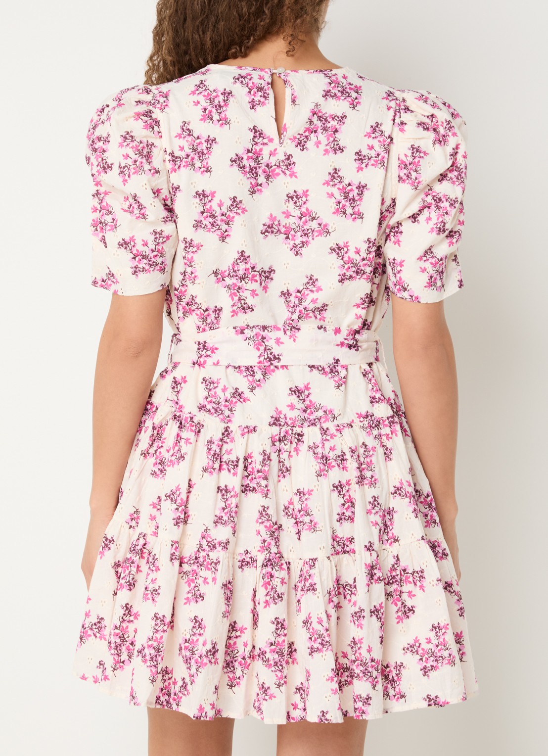 Neo Noir Annitas Starling mini jurk met bloemenprint en pofmouw - achterkant fuchsia