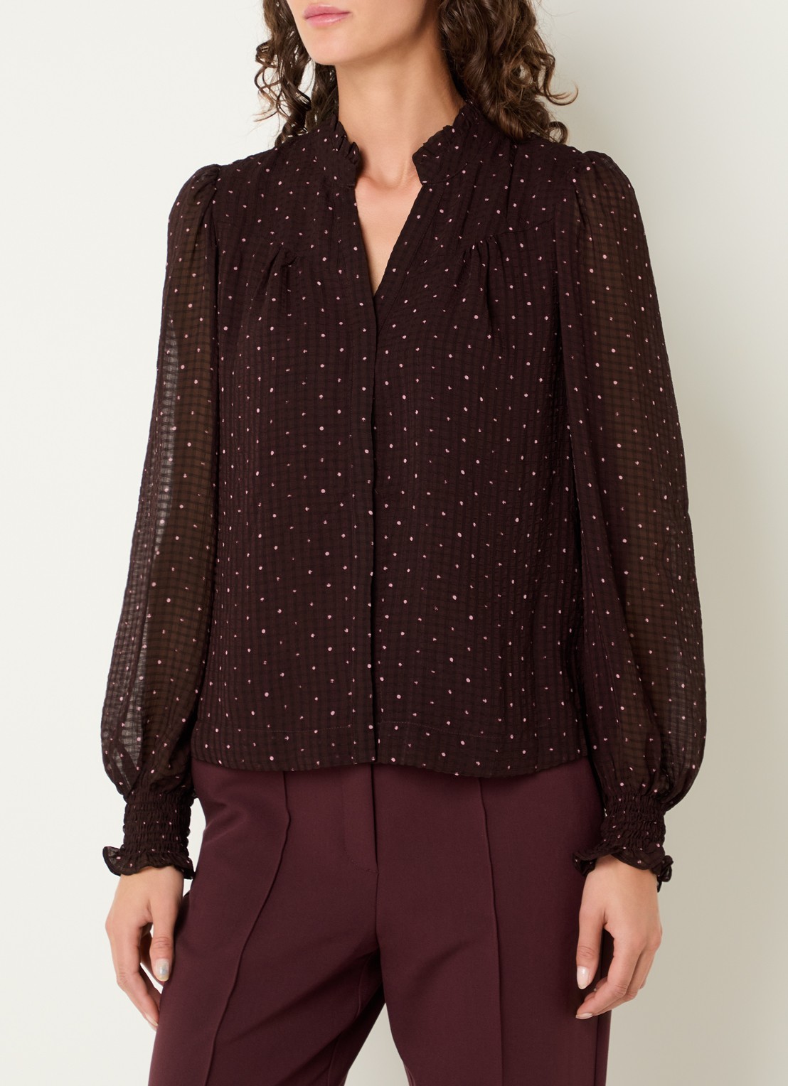 Neo Noir Astrida blouse met stippenprint en structuur - detail 3 bordeauxrood