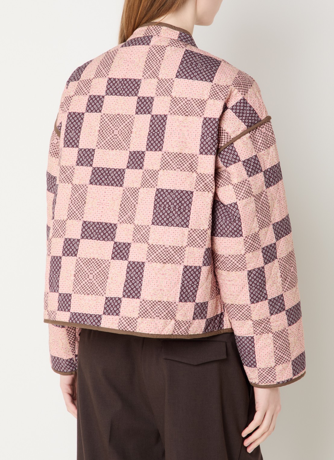Neo Noir Calah gewatteerd jack met quilt patroon en print - achterkant 4 lichtroze