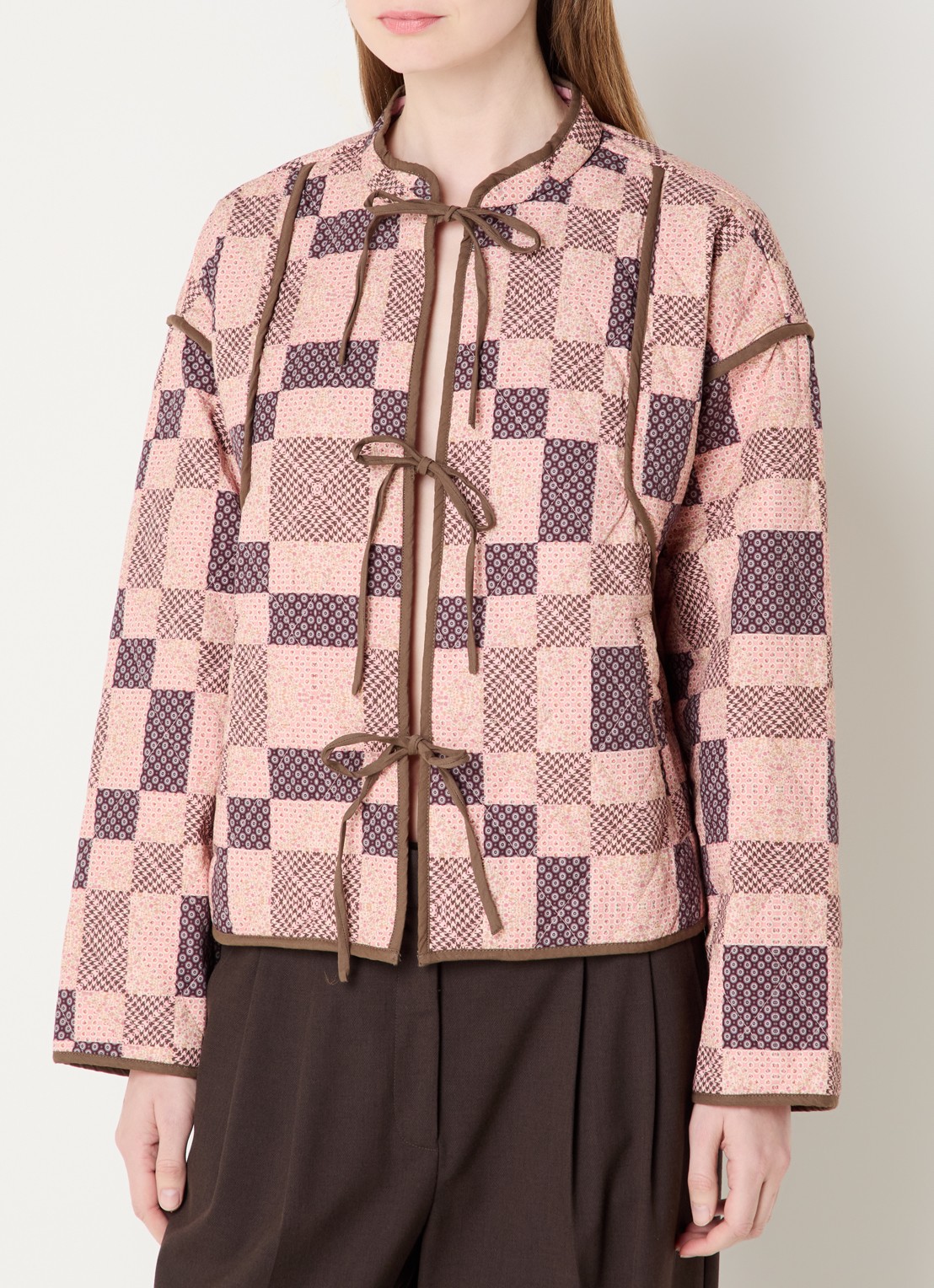 Neo Noir Calah gewatteerd jack met quilt patroon en print - detail lichtroze