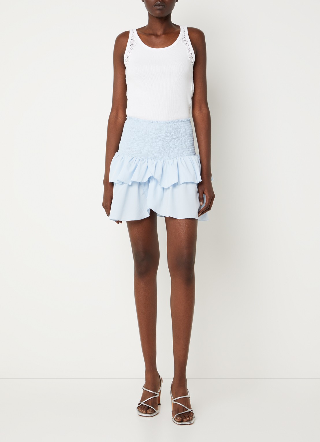 Neo Noir Carin minirok met smockwerk en volant  - voorkant 4 lichtblauw