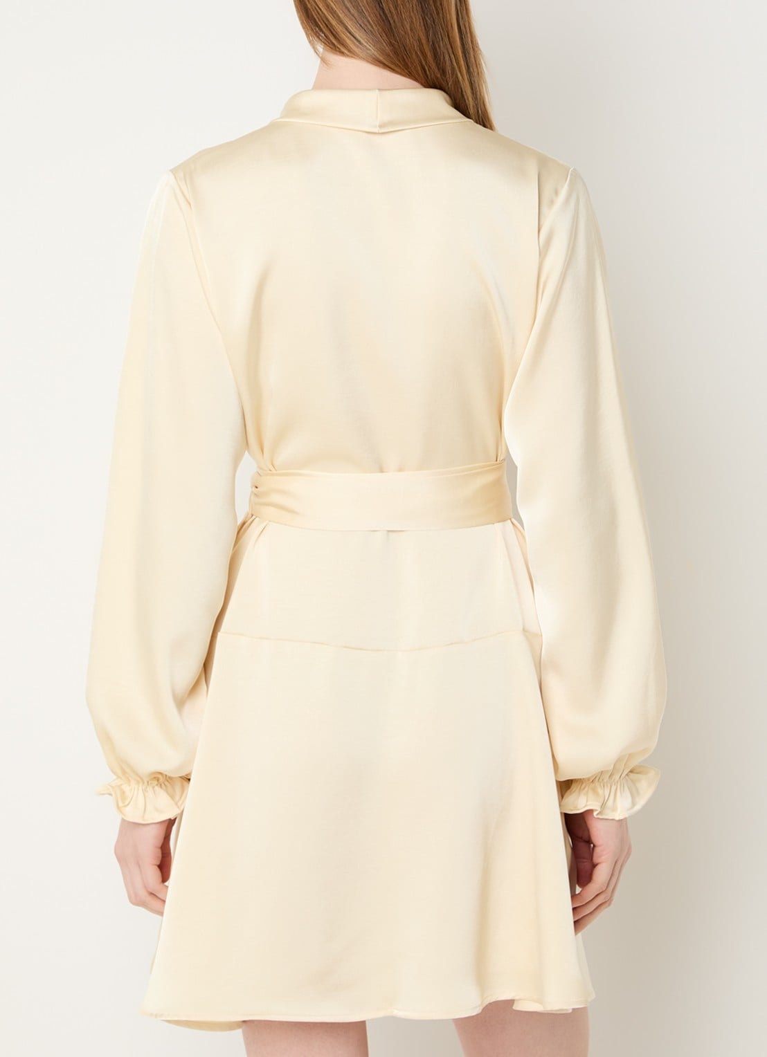 Neo Noir Colbie mini jurk van satijn met strikceintuur - achterkant lichtgeel