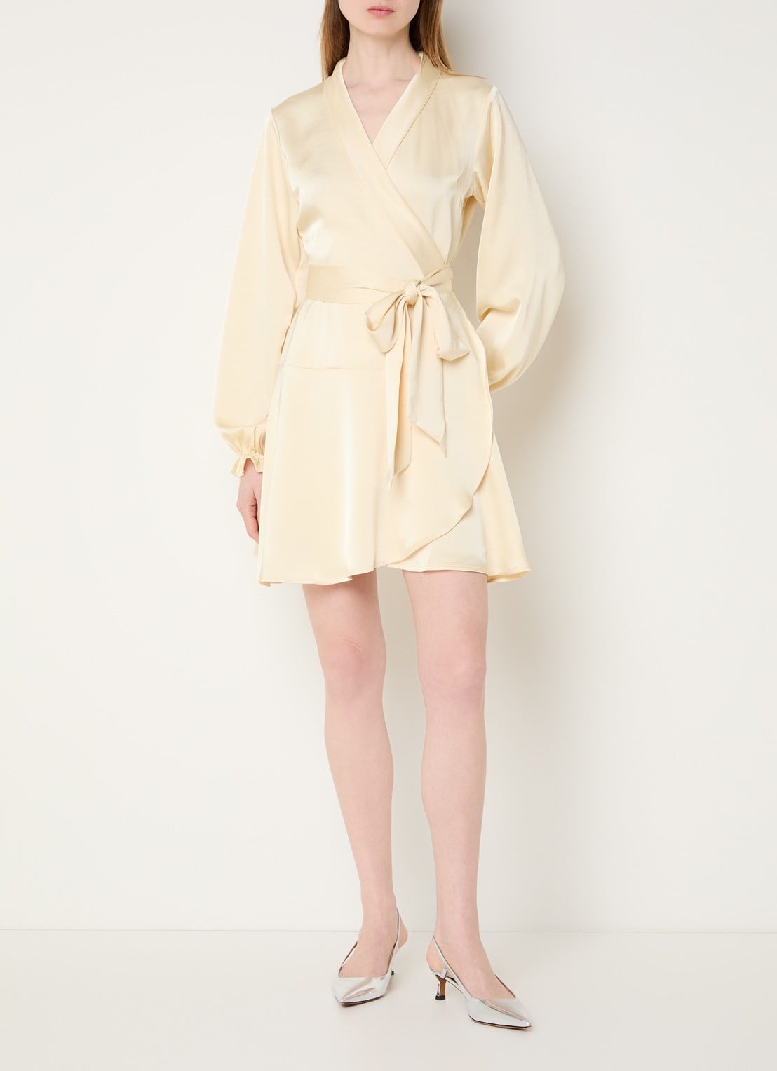 Neo Noir Colbie mini jurk van satijn met strikceintuur - voorkant 3 lichtgeel