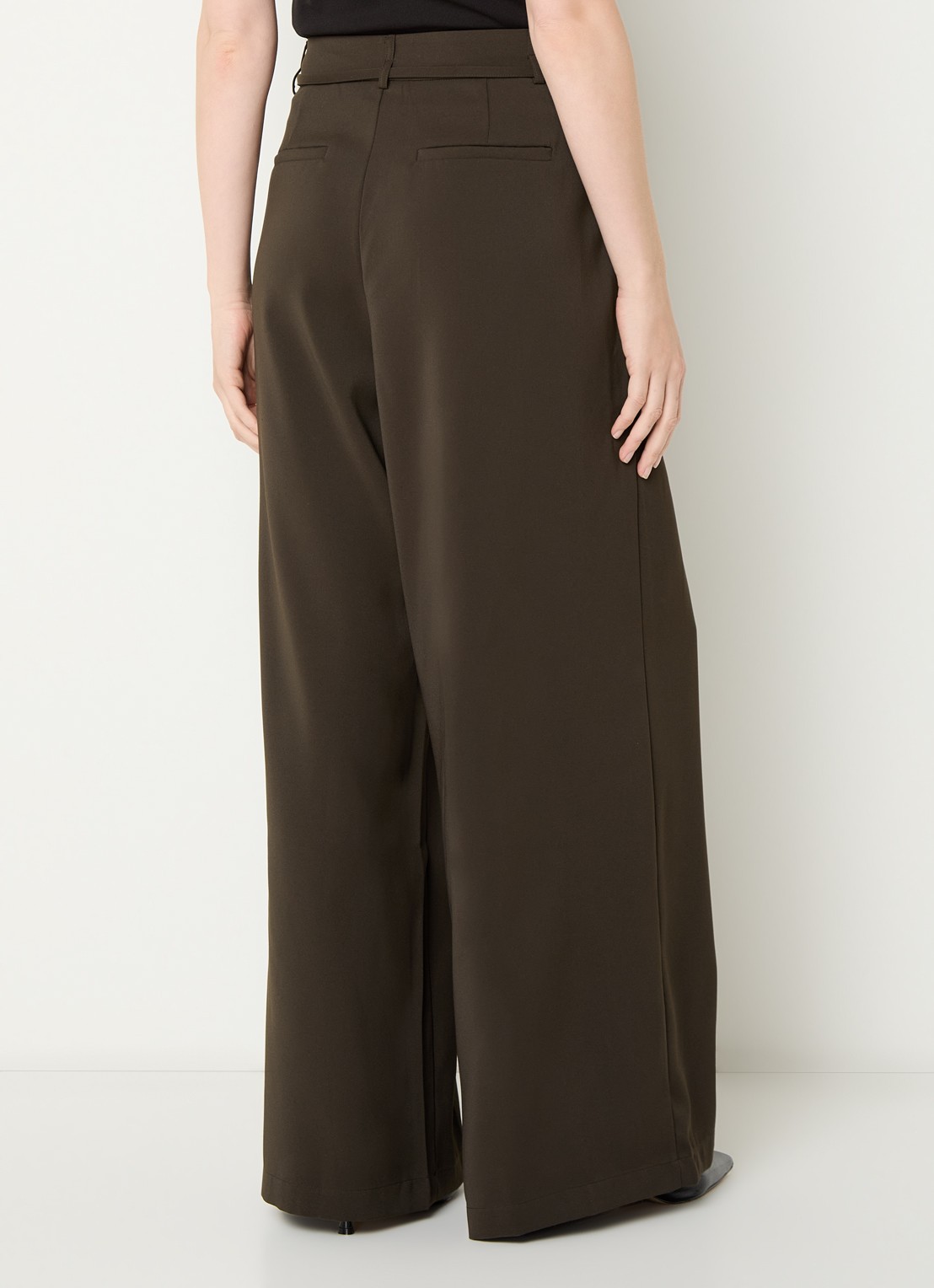 Neo Noir Eddina high waist wide fit pantalon met strikceintuur - achterkant 2 donkerbruin