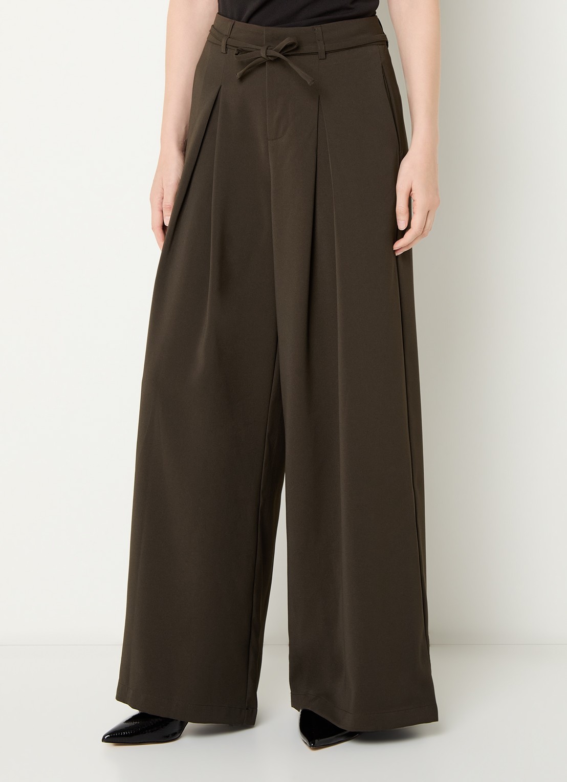 Neo Noir Eddina high waist wide fit pantalon met strikceintuur - detail donkerbruin