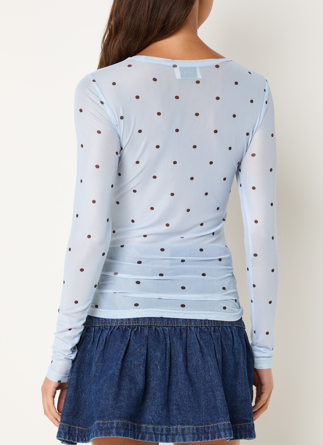 Neo Noir Ella Space semi-transparante top van mesh met stippenprint - achterkant 4 lichtblauw