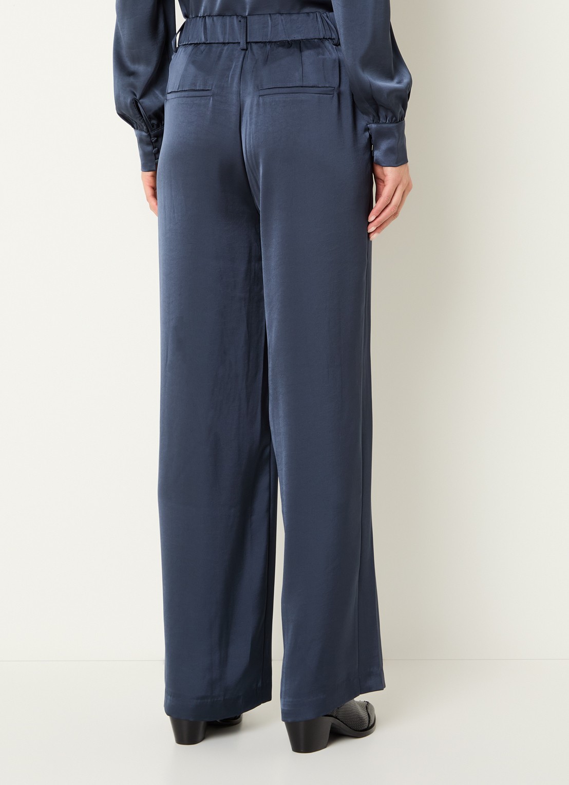 Neo Noir Emmett high waist straight fit pantalon van satijn - achterkant 2 staalblauw