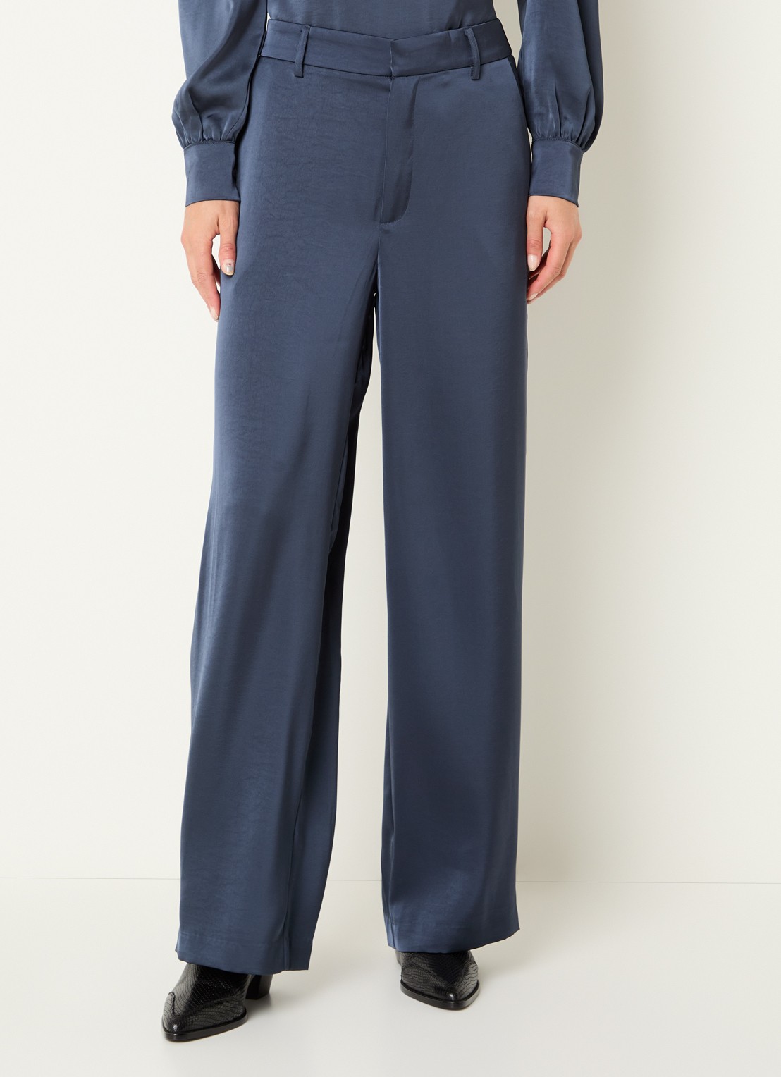 Neo Noir Emmett high waist straight fit pantalon van satijn - detail staalblauw