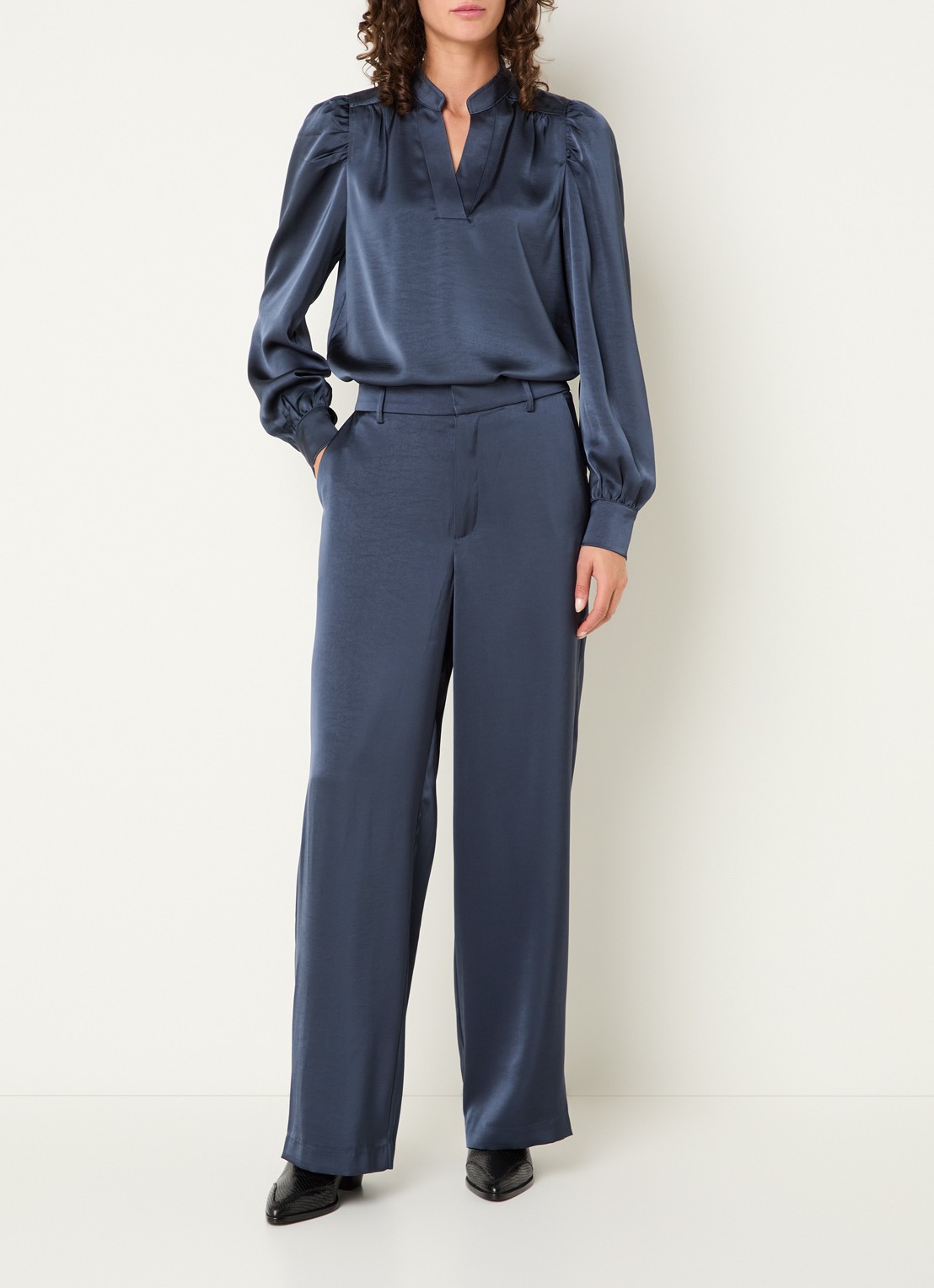 Neo Noir Emmett high waist straight fit pantalon van satijn - voorkant 4 staalblauw
