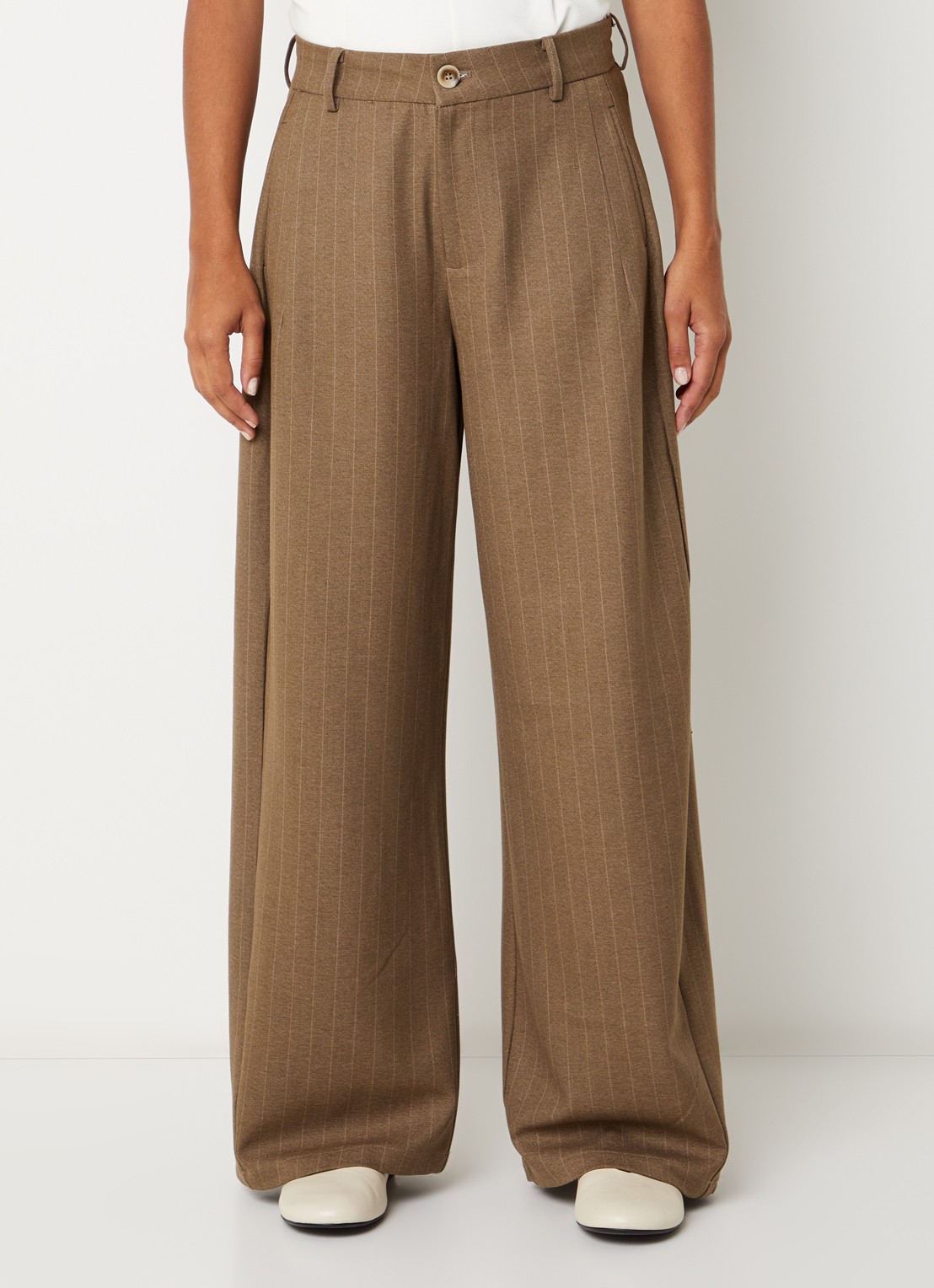Neo Noir Essial high waist wide fit broek met streepprint - detail lichtbruin
