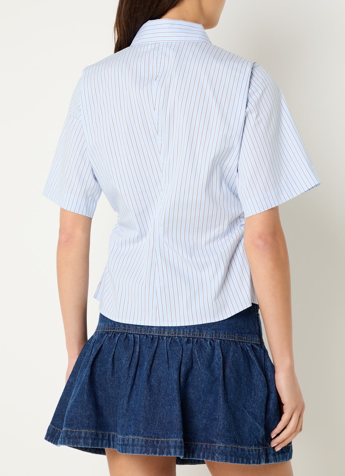 Neo Noir Hazel Stripe asymmetrische blouse met streepprint - achterkant lichtblauw