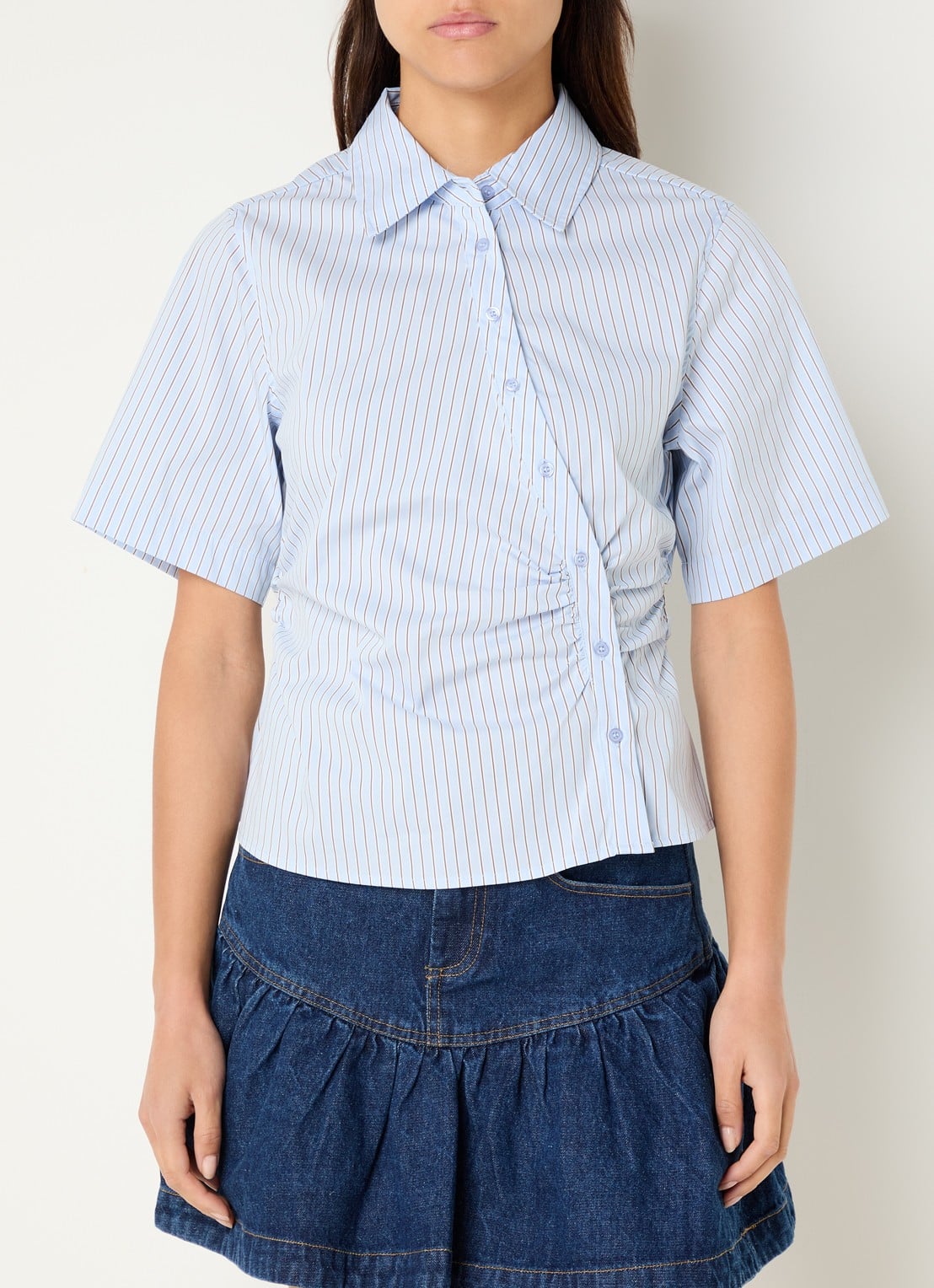 Neo Noir Hazel Stripe asymmetrische blouse met streepprint - detail 2 lichtblauw
