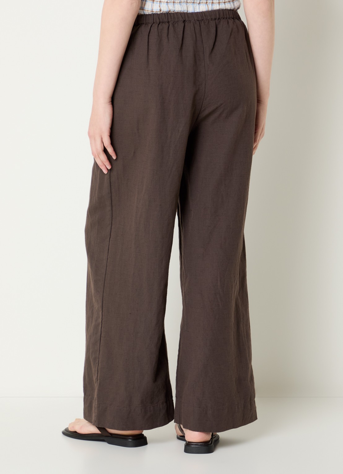 Neo Noir Heifa high waist wide fit broek in linnenblend met steekzakken  - achterkant 3 donkerbruin