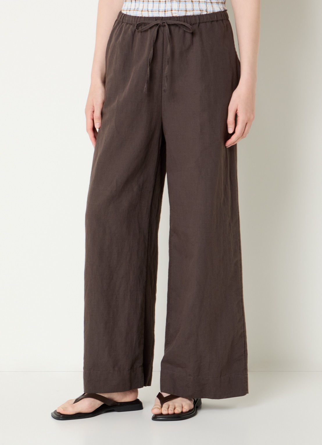 Neo Noir Heifa high waist wide fit broek in linnenblend met steekzakken  - detail 4 donkerbruin
