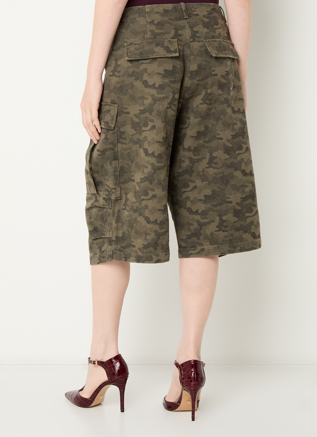 Neo Noir Islana high waist loose fit korte cargobroek met camouflageprint - achterkant 3 legergroen