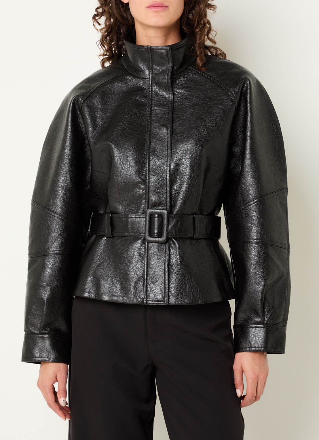 Neo Noir Jaclyn jack van imitatieleer met ceintuur en opstaande kraag - detail 4 zwart