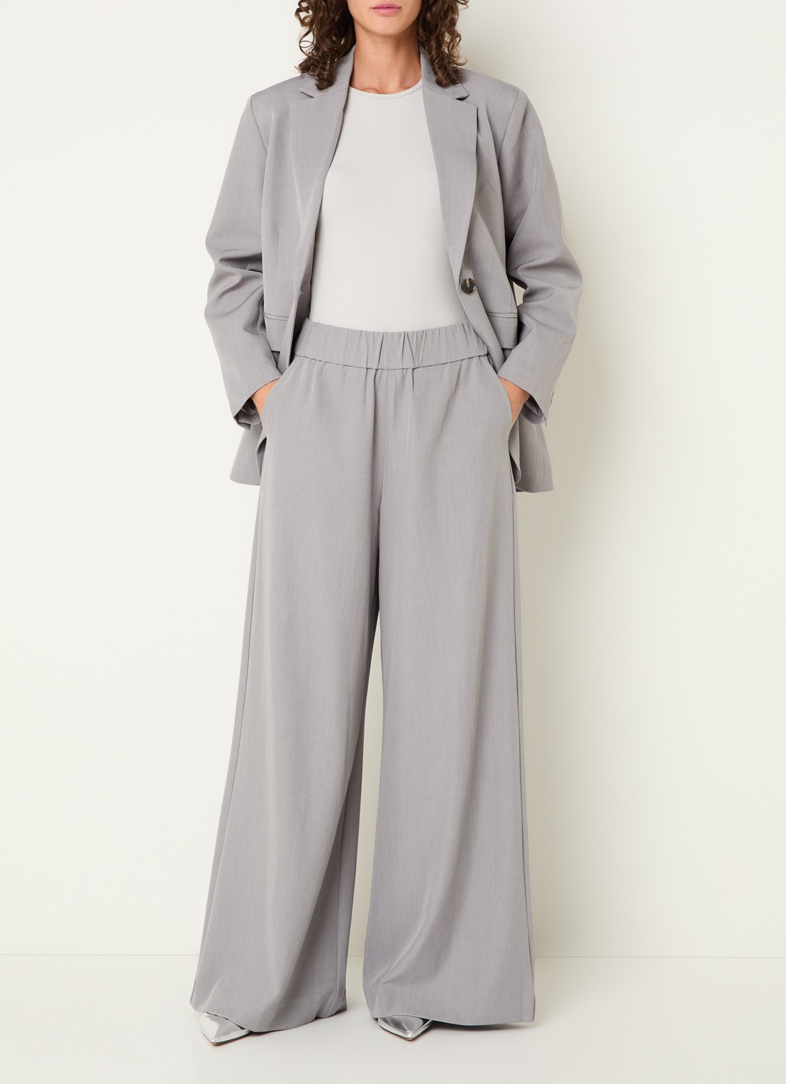 Neo Noir Janel high waist wide fit pantalon met steekzakken - voorkant 4 lichtgrijs