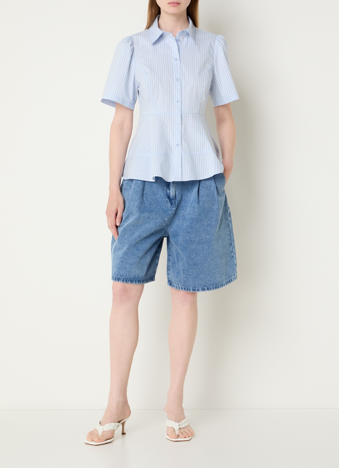 Neo Noir Janelle blouse met streepprint - voorkant 2 lichtblauw