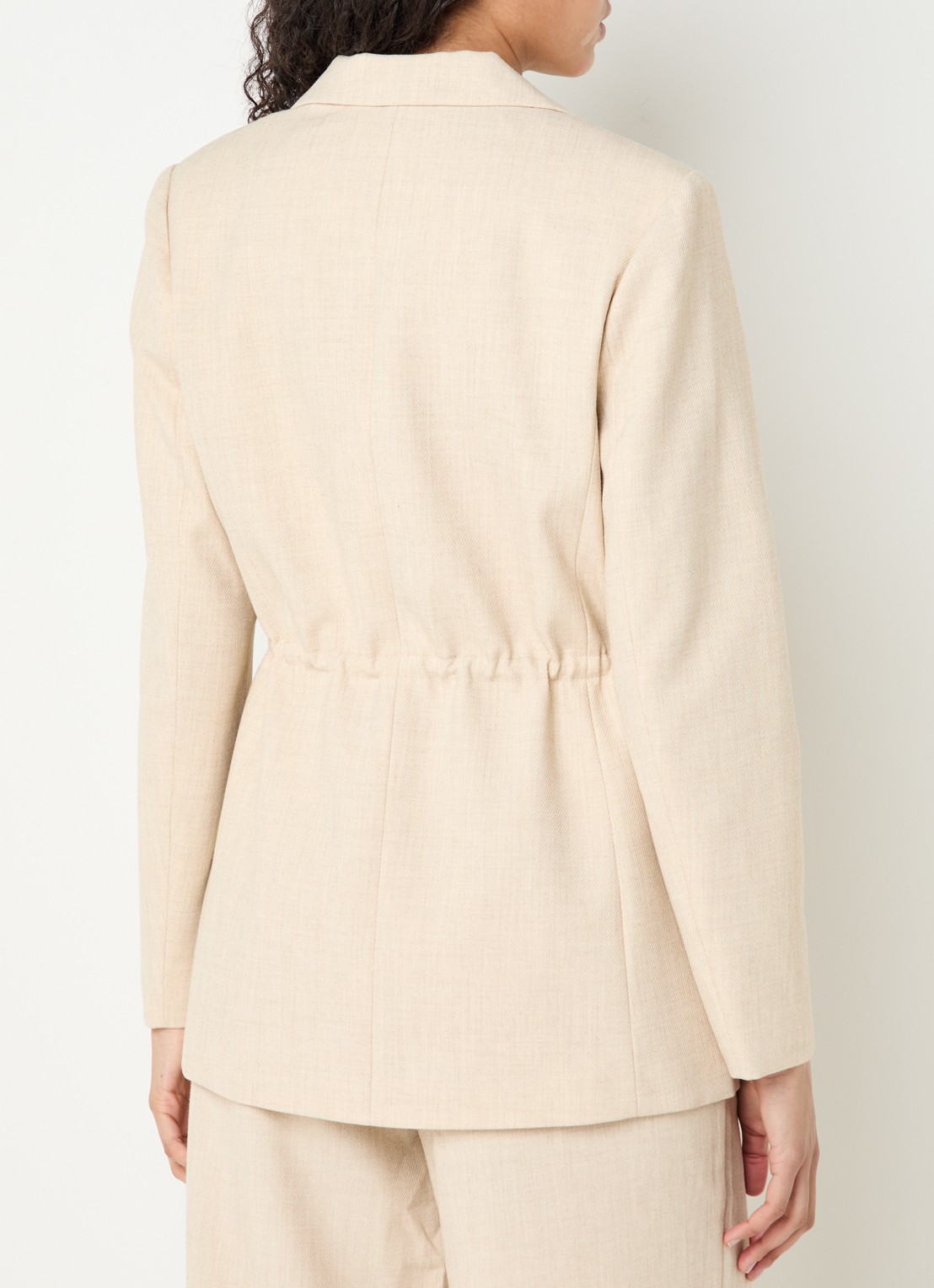 Neo Noir Jemmie blazer met schoudervulling en strikceintuur - achterkant 4 zand